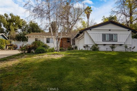 Photo of 23936 Nomar St, Woodland Hills, CA 91367 (MLS # SR26057469)