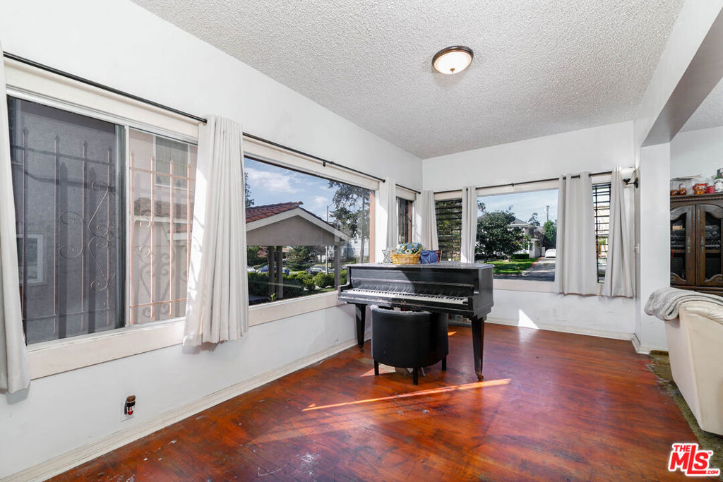 2136 S Victoria Avenue