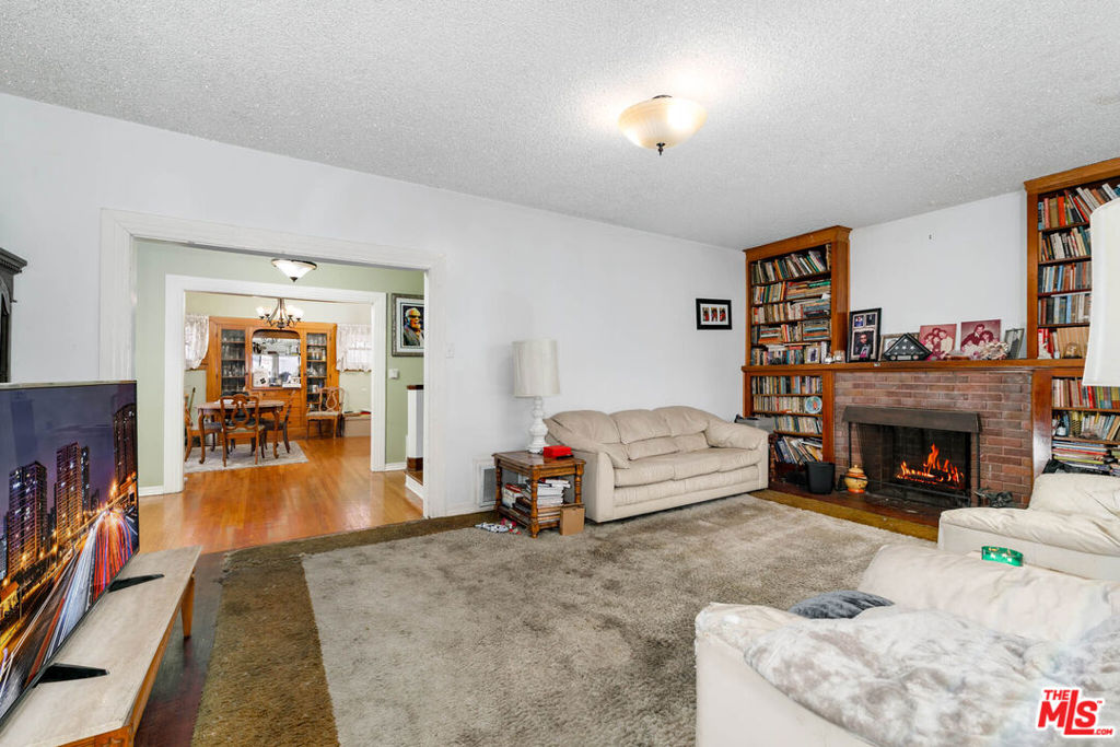 2136 S Victoria Avenue