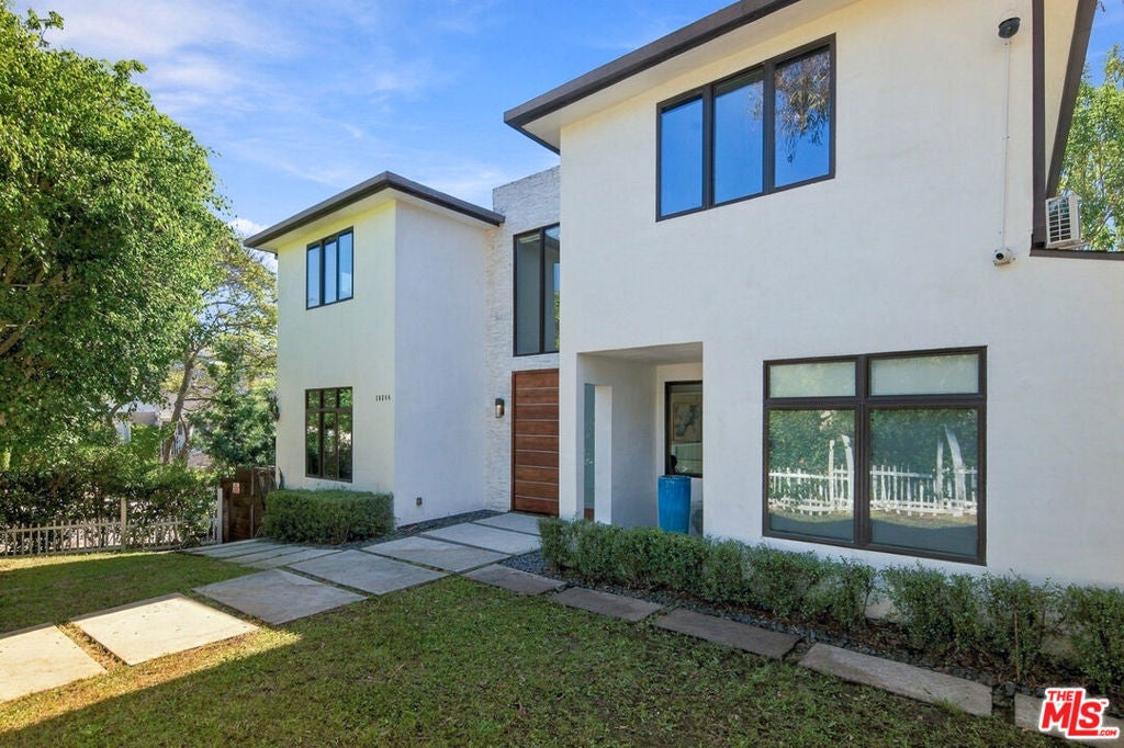 Photo of 10844 Rochester Avenue, Los Angeles, CA 90024 (MLS # 26995295)