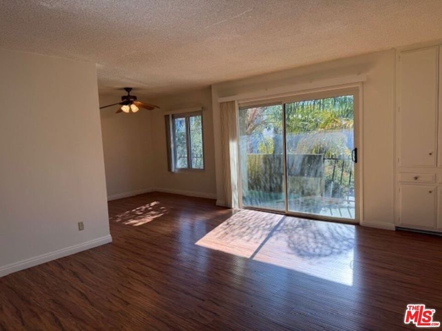 Beautiful 1 bedroom 1 bath spacious light and bright top floor unit in the heart of all that playa del rey has to offer. Wonderful layout and walking distance to amazing restaurants, shopping and the stunning sunsets of playa beaches. 1 car parking with extra storage and community laundry. Welcome Home