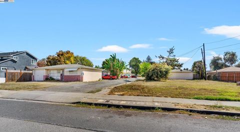 Photo of 823 Blossom Way Way, Hayward, CA 94541 (MLS # 41115561) Photo of 823 Blossom Way Way, Hayward, CA 94541 (MLS # 41115561)