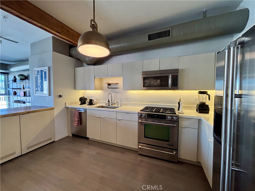 527 Molino Street 401