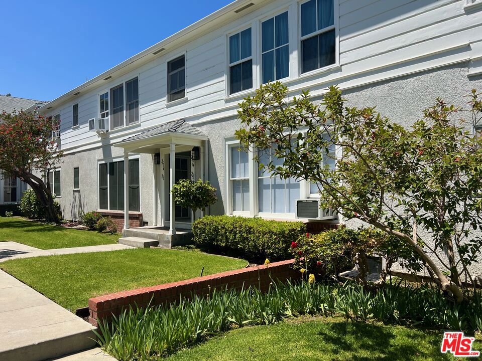 1/2 Dickens Street