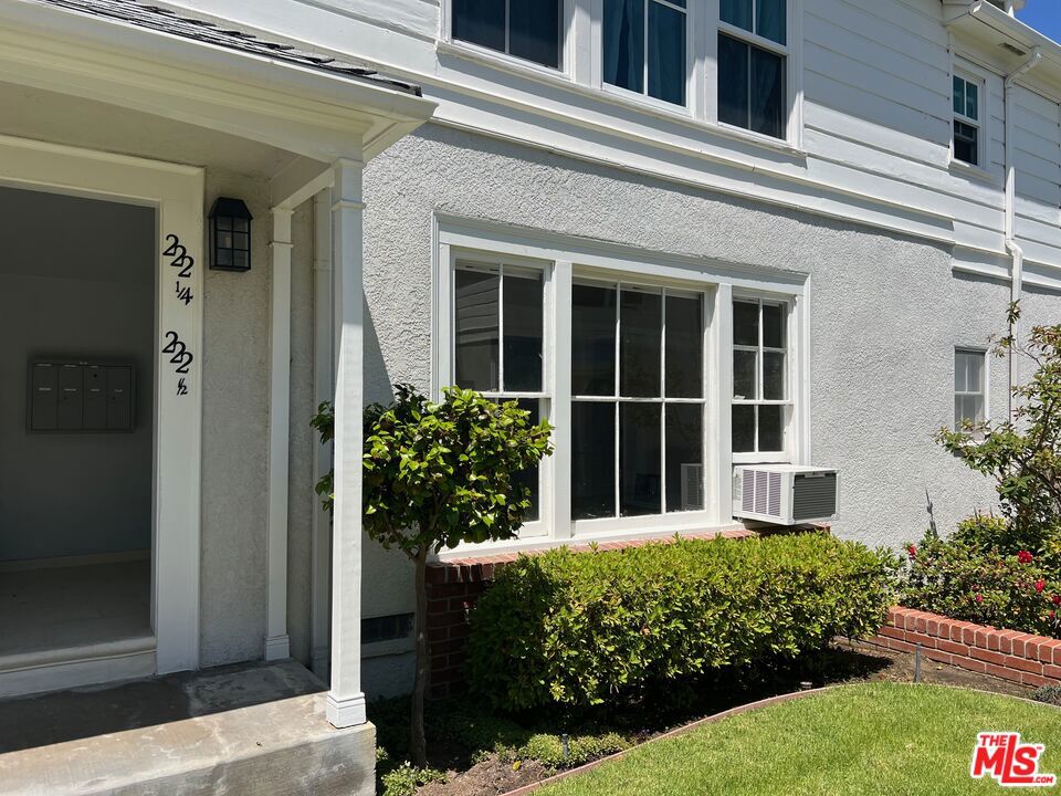 1/2 Dickens Street