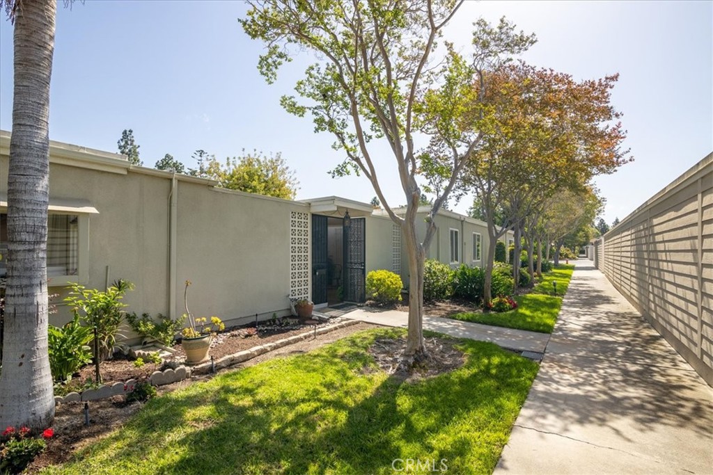 320 AVENIDA CARMEL B