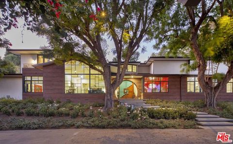 16001 Woodvale Road Encino CA 91436