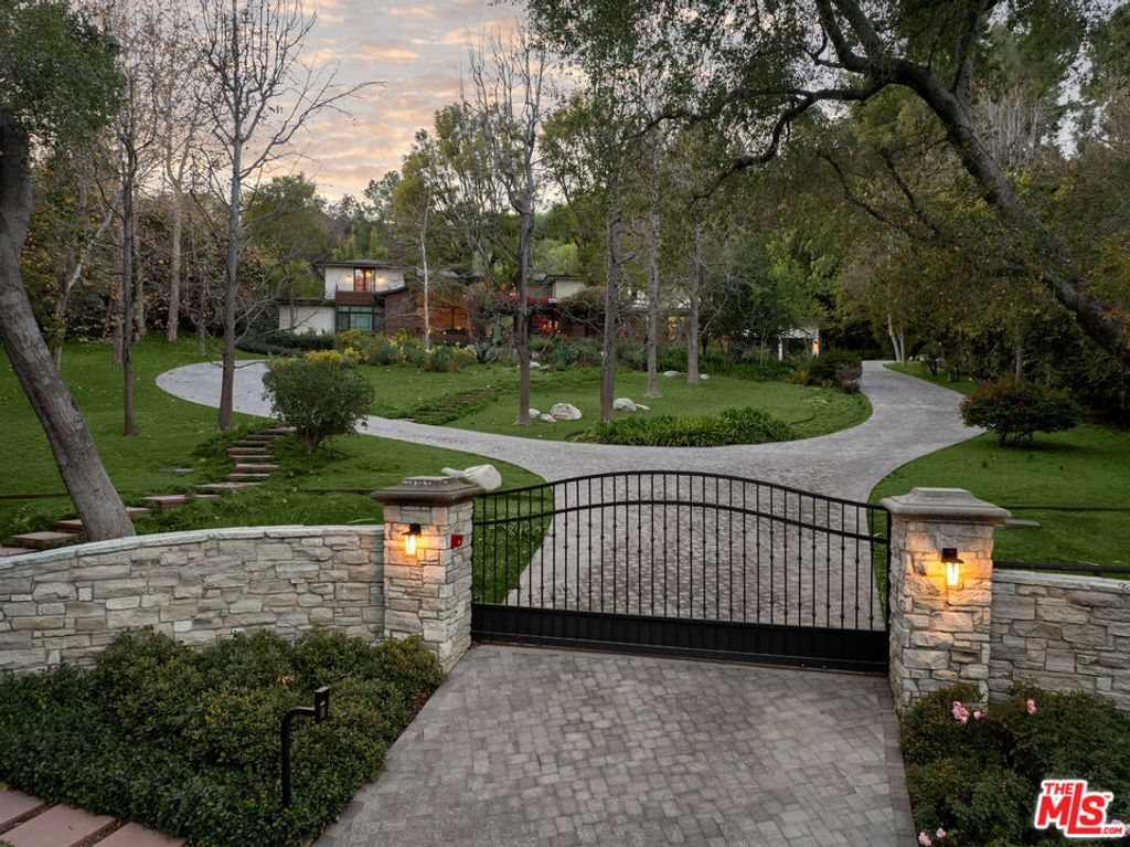 Photo of 16001 Woodvale Road, Encino, CA 91436 (MLS # 26643821)