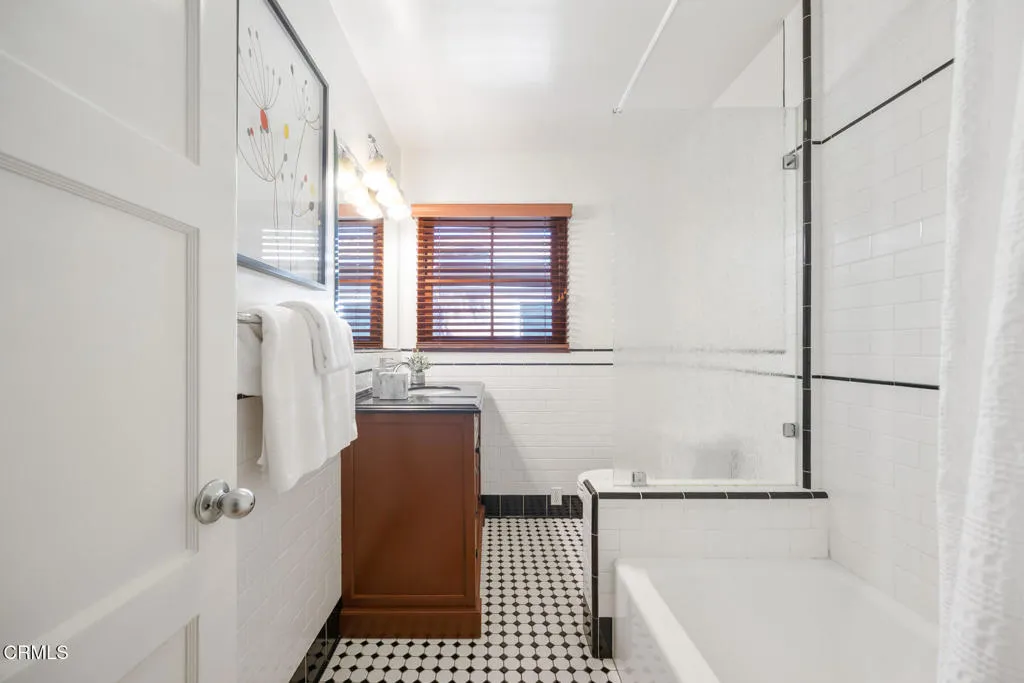 Pasadena, California 91103, United States, 2 Bedrooms Bedrooms, ,1 BathroomBathrooms,Residential,Active,173564