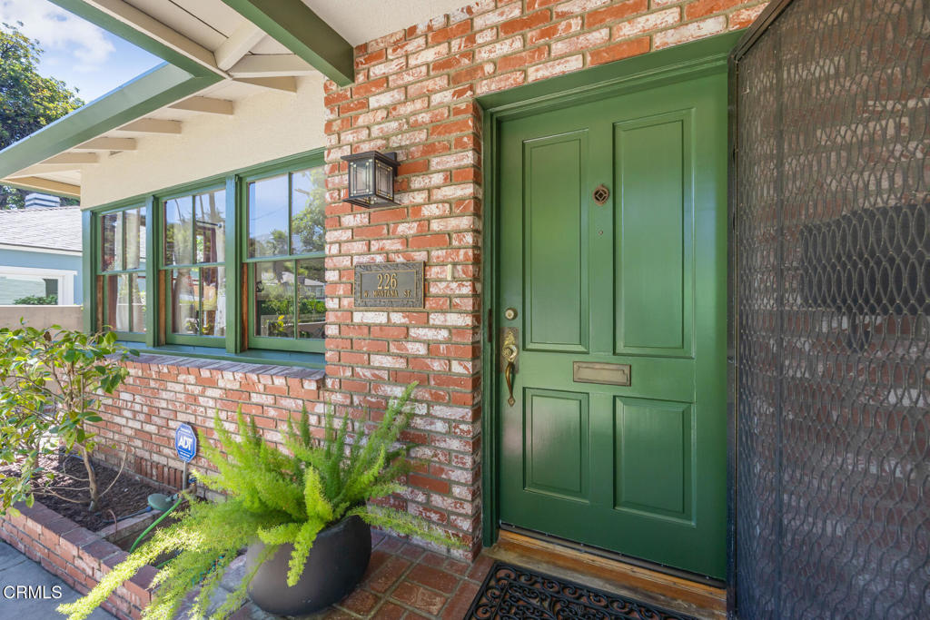 Properties 3 226 W Montana Street