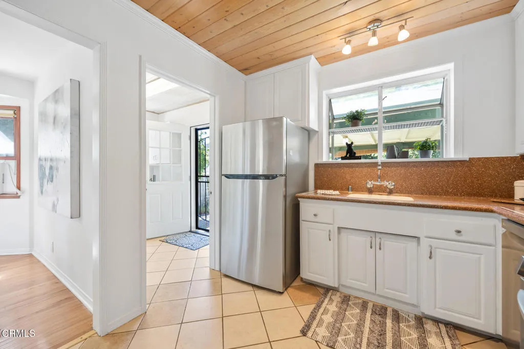 Pasadena, California 91103, United States, 2 Bedrooms Bedrooms, ,1 BathroomBathrooms,Residential,Active,173564