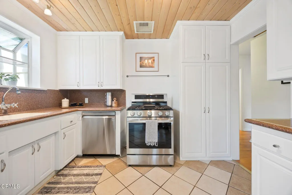 Pasadena, California 91103, United States, 2 Bedrooms Bedrooms, ,1 BathroomBathrooms,Residential,Active,173564