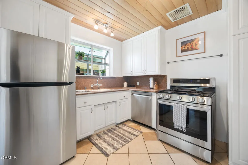 Pasadena, California 91103, United States, 2 Bedrooms Bedrooms, ,1 BathroomBathrooms,Residential,Active,173564