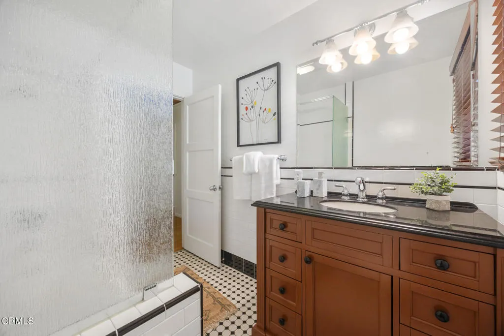 Pasadena, California 91103, United States, 2 Bedrooms Bedrooms, ,1 BathroomBathrooms,Residential,Active,173564