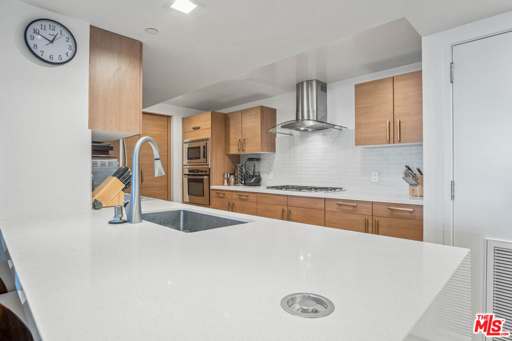 13650 Marina Pointe Drive 1106