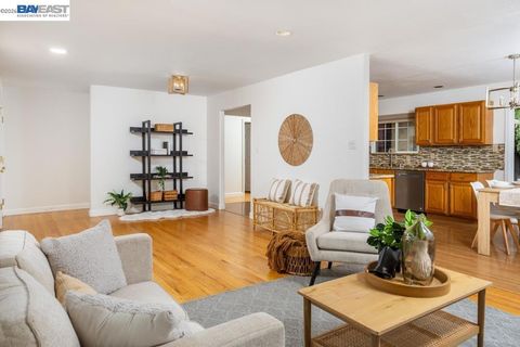 Photo of 924 Lambaren Ave Ave, Livermore, CA 94551 (MLS # 41130969)