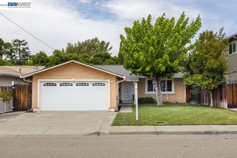 Photo of 924 Lambaren Ave Ave, Livermore, CA 94551 (MLS # 41130969)