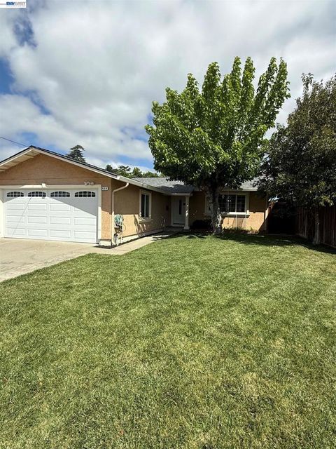 Photo of 924 Lambaren Ave Ave, Livermore, CA 94551 (MLS # 41130969)