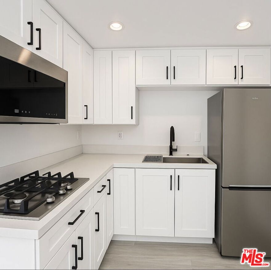 Ground floor studio ADU unit in the heart of Tujunga Village!!! New Finishes Very spacious, lots of natural light from large windows, top of the line finishes. Walking distance to a variety of shops and food choices like Aroma Cafe, Ubatuba Acai, LBK Pizza, Coffee Shops, Restaurants and more. no parking!!!!