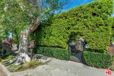 Photo of 3640 Maplewood Avenue, Los Angeles, CA 90066 (MLS # 26655037)