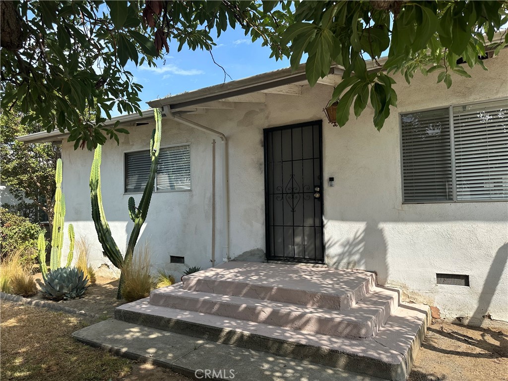 Nice and Quit Duplex Rear Detached Single House 3 bedrooms 2 Baths Living room, Dining room new paint and refinished hardwood floors throughout. Nice and Big rear year with private Patio.