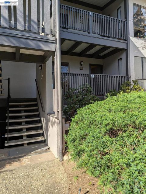 Photo of 19100 Crest Ave Ave #25, Castro Valley, CA 94546 (MLS # 41128508)