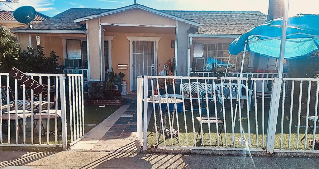 3 bed, 2 bath ranch style home in Union City close to shopping, schools and restaurants. Home needs some repairs and some TLC.