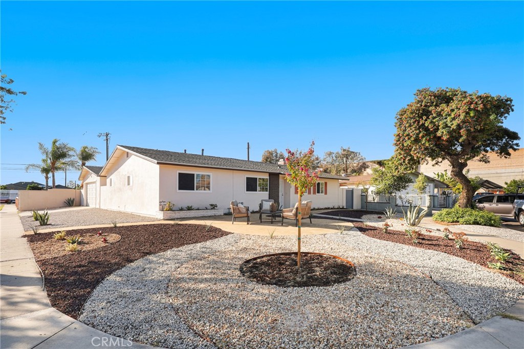 1313 N Crestlane Place