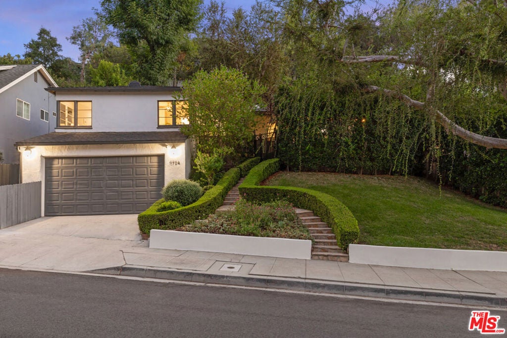 Photo of 11704 Sunshine Terrace, Studio City, CA 91604 (MLS # 26102155)