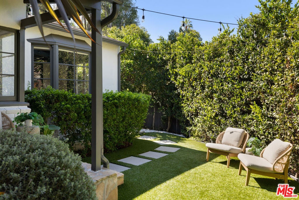 Photo of 11704 Sunshine Terrace, Studio City, CA 91604 (MLS # 26102155)