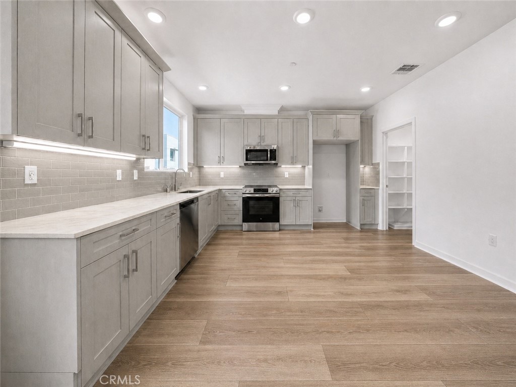 9425 N Sepulveda Boulevard 2