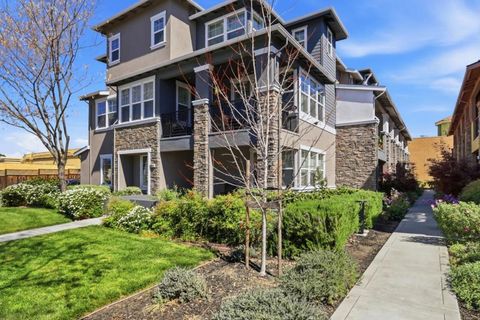 Photo of 1658 North Pole Place #1, San Jose, CA 95124 (MLS # ML82039197)