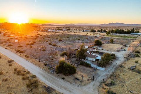 Photo of 20539 E Avenue R, Palmdale, CA 93591 (MLS # SR26106947)