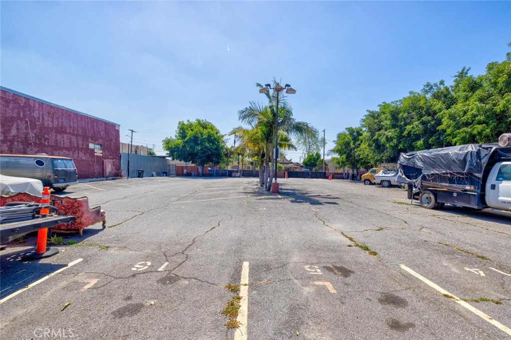 1437 E 61st