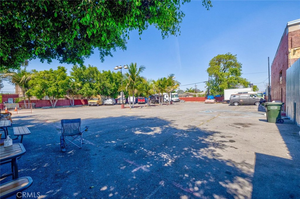 1437 E 61st