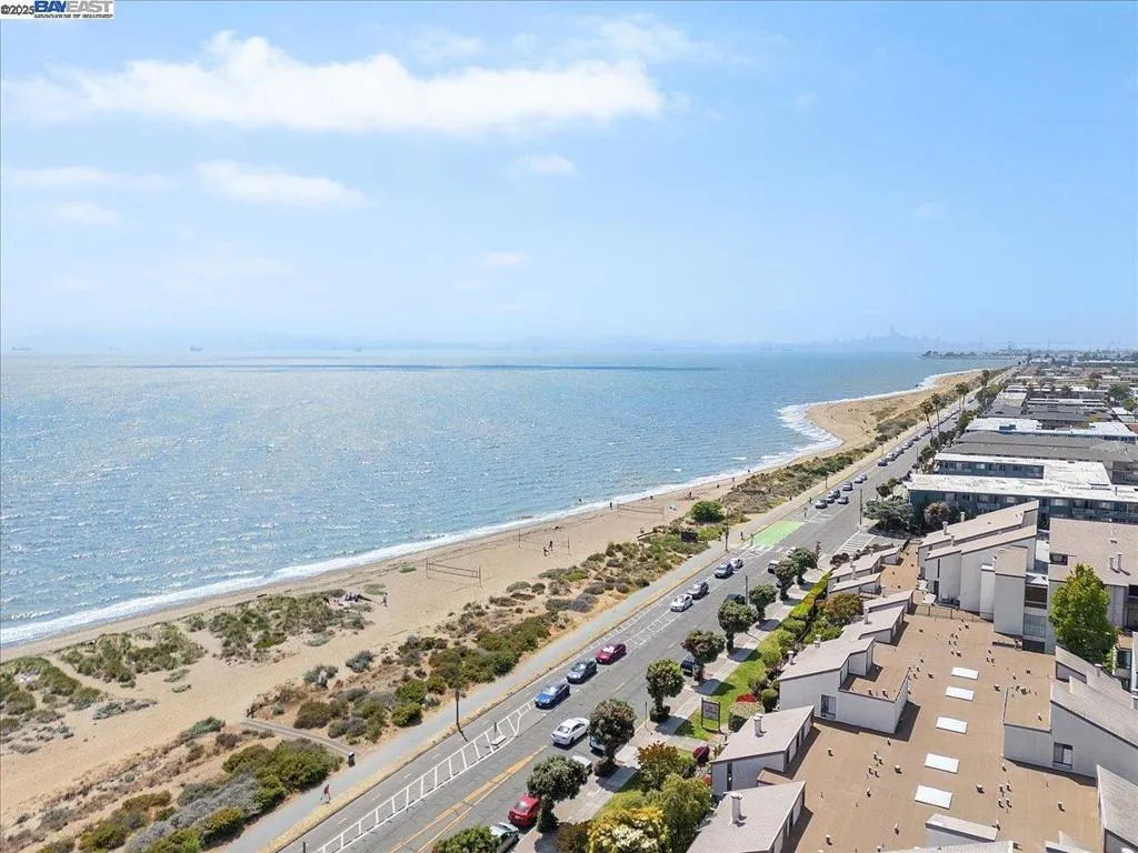Alameda, California 94501, United States, 1 Bedroom Bedrooms, ,1 BathroomBathrooms,Residential,Active,218121
