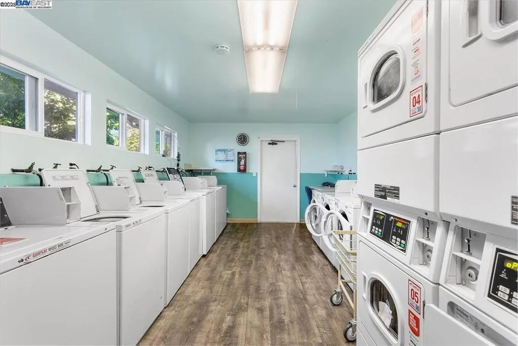 Alameda, California 94501, United States, 1 Bedroom Bedrooms, ,1 BathroomBathrooms,Residential,Active,218121