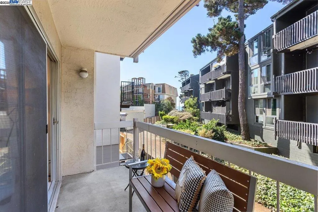 Alameda, California 94501, United States, 1 Bedroom Bedrooms, ,1 BathroomBathrooms,Residential,Active,218121