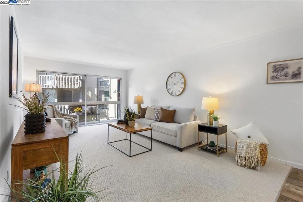 Alameda, California 94501, United States, 1 Bedroom Bedrooms, ,1 BathroomBathrooms,Residential,Active,218121