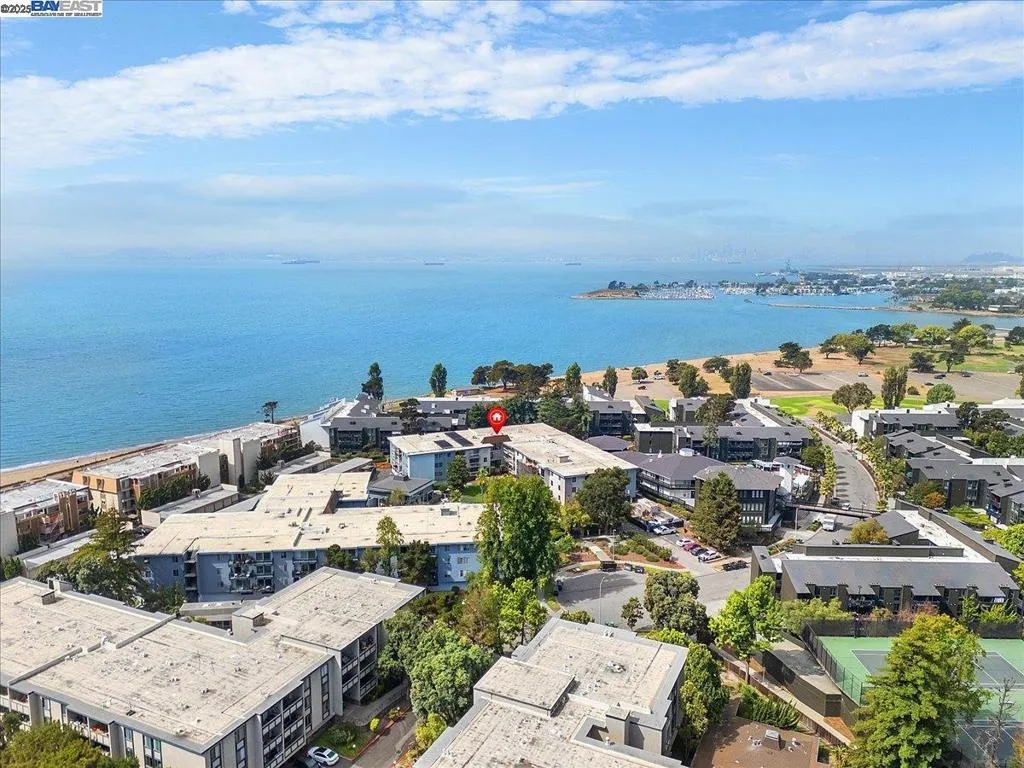 Alameda, California 94501, United States, 1 Bedroom Bedrooms, ,1 BathroomBathrooms,Residential,Active,218121
