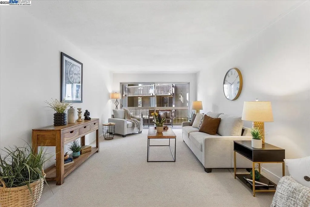 Alameda, California 94501, United States, 1 Bedroom Bedrooms, ,1 BathroomBathrooms,Residential,Active,218121