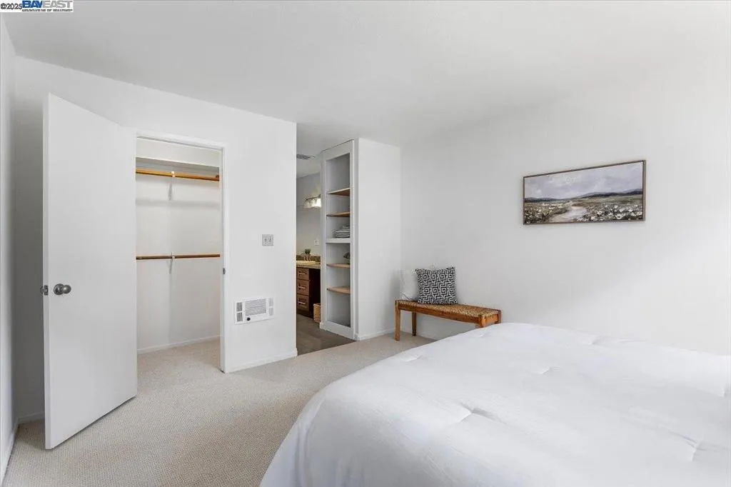 Alameda, California 94501, United States, 1 Bedroom Bedrooms, ,1 BathroomBathrooms,Residential,Active,218121