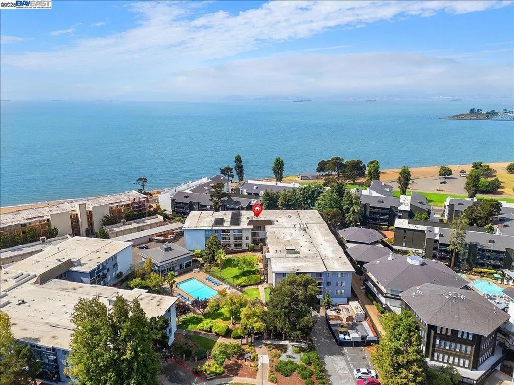 Alameda, California 94501, United States, 1 Bedroom Bedrooms, ,1 BathroomBathrooms,Residential,Active,218121