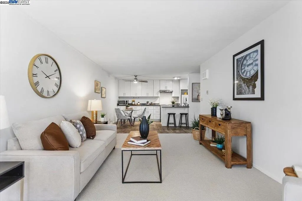 Alameda, California 94501, United States, 1 Bedroom Bedrooms, ,1 BathroomBathrooms,Residential,Active,218121