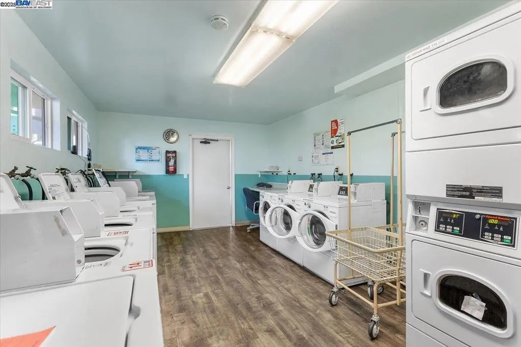 Alameda, California 94501, United States, 1 Bedroom Bedrooms, ,1 BathroomBathrooms,Residential,Active,218121