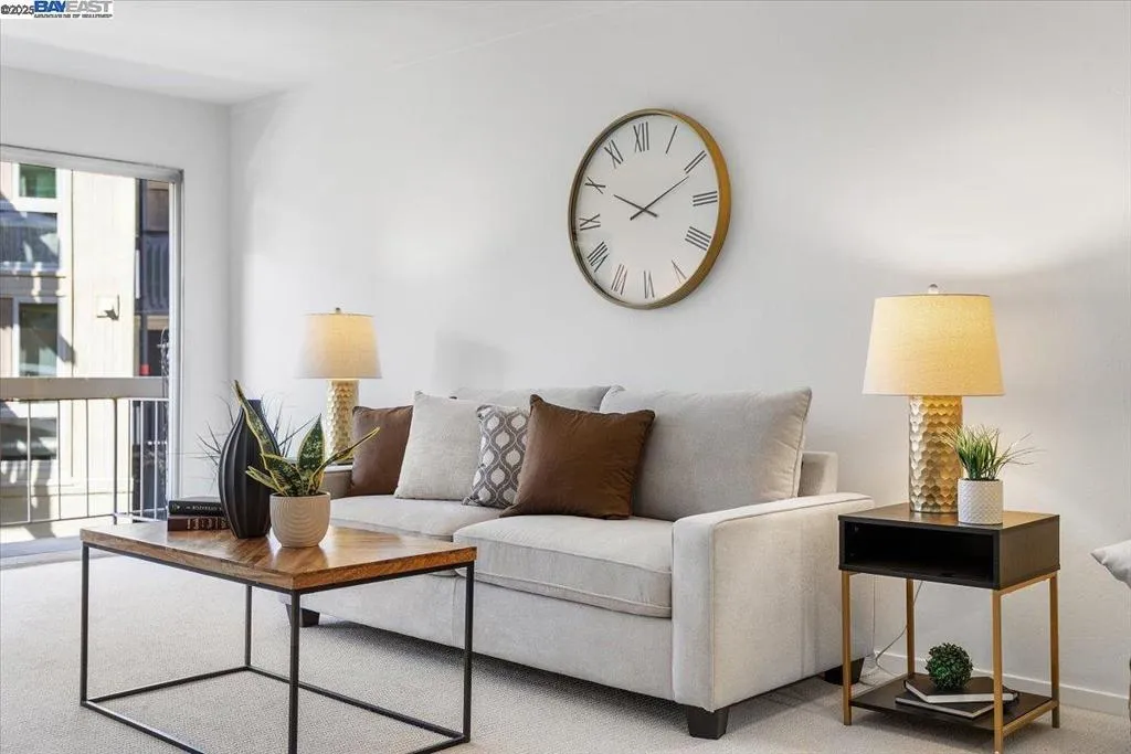 Alameda, California 94501, United States, 1 Bedroom Bedrooms, ,1 BathroomBathrooms,Residential,Active,218121