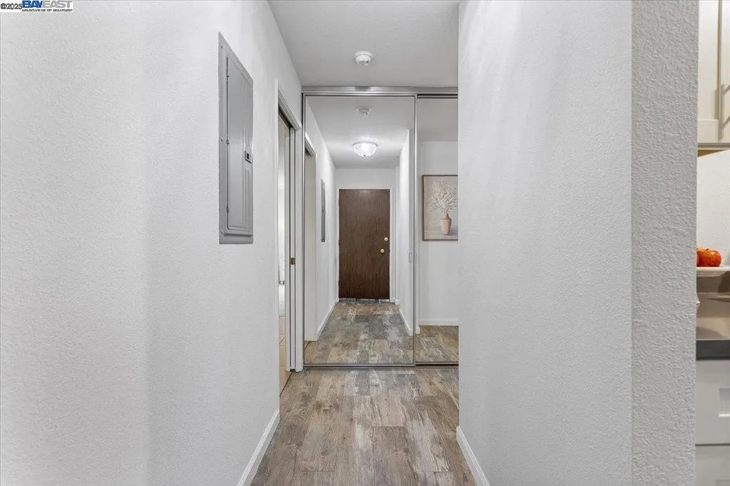 Alameda, California 94501, United States, 1 Bedroom Bedrooms, ,1 BathroomBathrooms,Residential,Active,218121