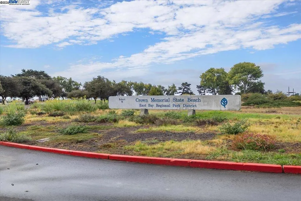 Alameda, California 94501, United States, 1 Bedroom Bedrooms, ,1 BathroomBathrooms,Residential,Active,218121