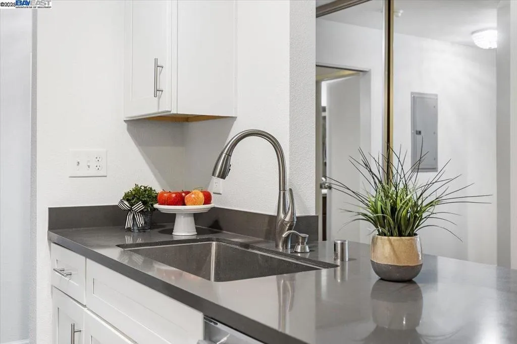 Alameda, California 94501, United States, 1 Bedroom Bedrooms, ,1 BathroomBathrooms,Residential,Active,218121