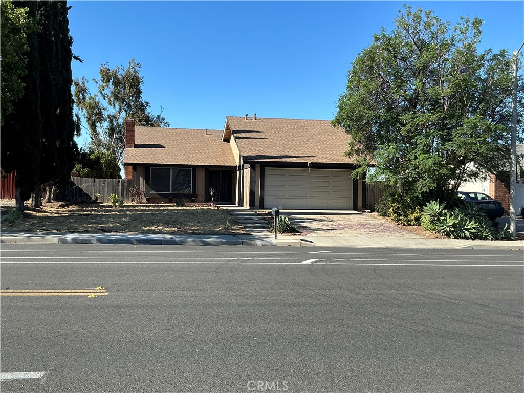 New paint, cleaned carpets, new roof (2024)
